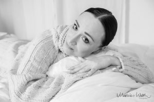 Beauty Portrait Kuschelpullover Bett Fotostudio Hannover 1