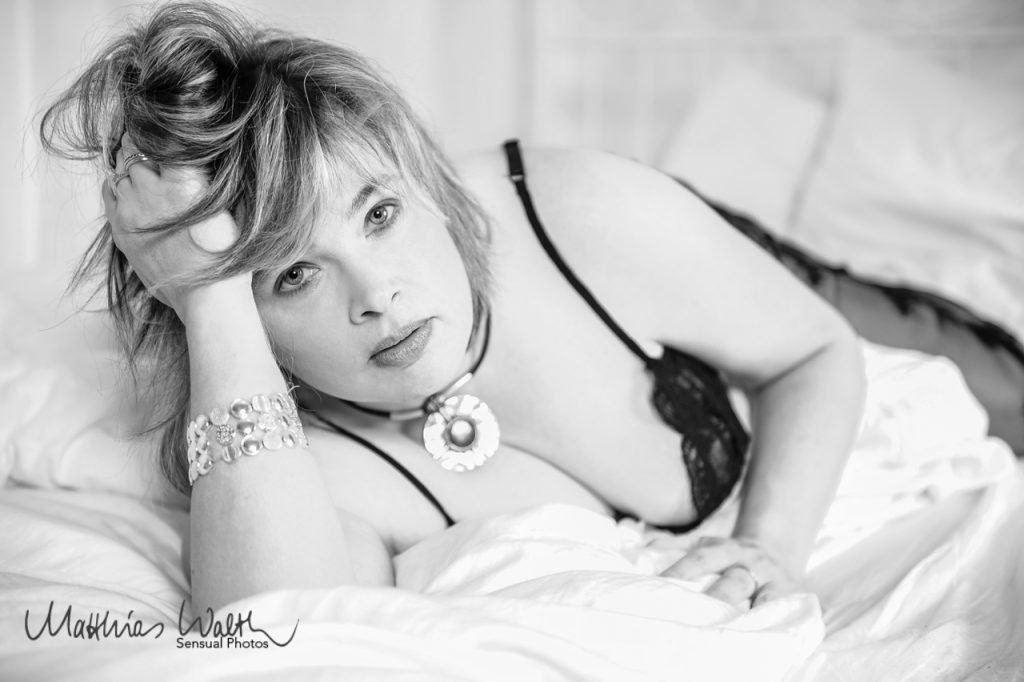 Dessous fotoshooting bett scharzweiss Hannover 1